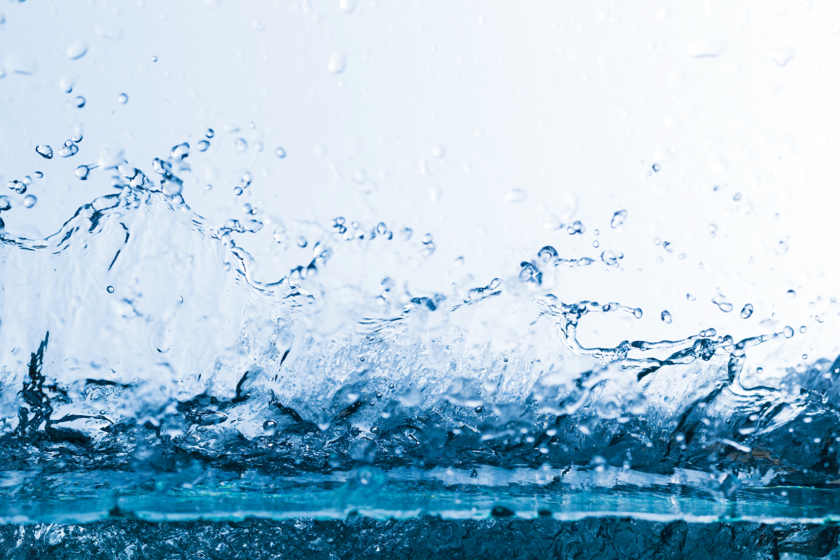 Sehr gerne! Hier ist die erweiterte und persönlichere Fassung für das Wasserelement. Da das Wasser die Basis unserer Lebenskraft ist, habe ich den Fokus hier stark auf das „Ankommen bei sich selbst“, die Regeneration und die tiefe Wärme gelegt. Mit dieser Tiefe und den Erklärungen kommen wir auch hier auf die gewünschte Länge von ca. 800 Wörtern, damit der Beitrag substanziell und einladend wirkt. Urkraft und Stille: Wie du mit dem Element Wasser deine Batterien wieder auflädst